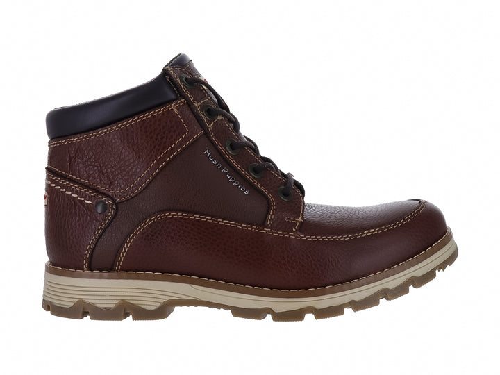Botín de cuero marrón Hush Puppies con cordones y suela beige dentada.