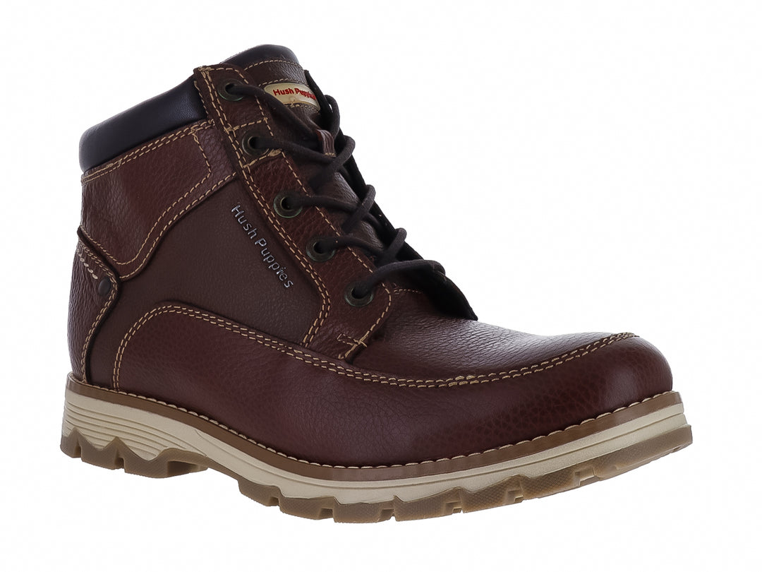 Botín de cuero marrón Hush Puppies con cordones y suela beige dentada.