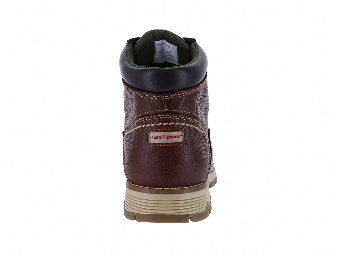 Botín de cuero marrón Hush Puppies con cordones y suela beige dentada.