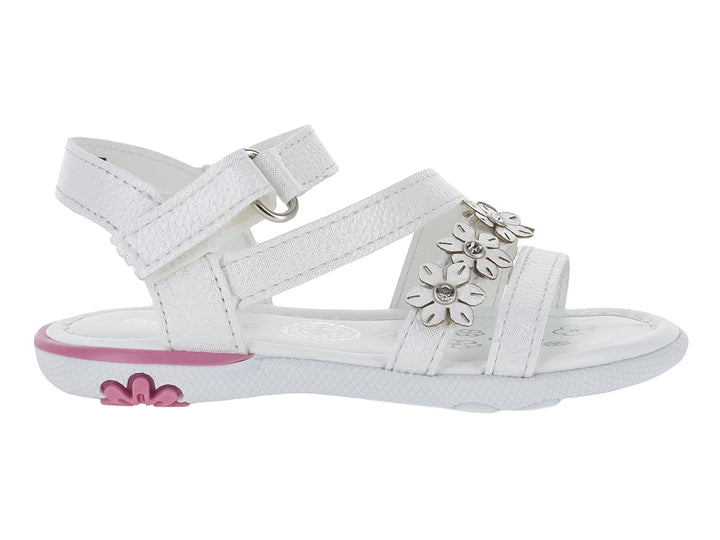 Sandalia blanca para niña con adornos de flores plateadas y detalle rosa en la suela.