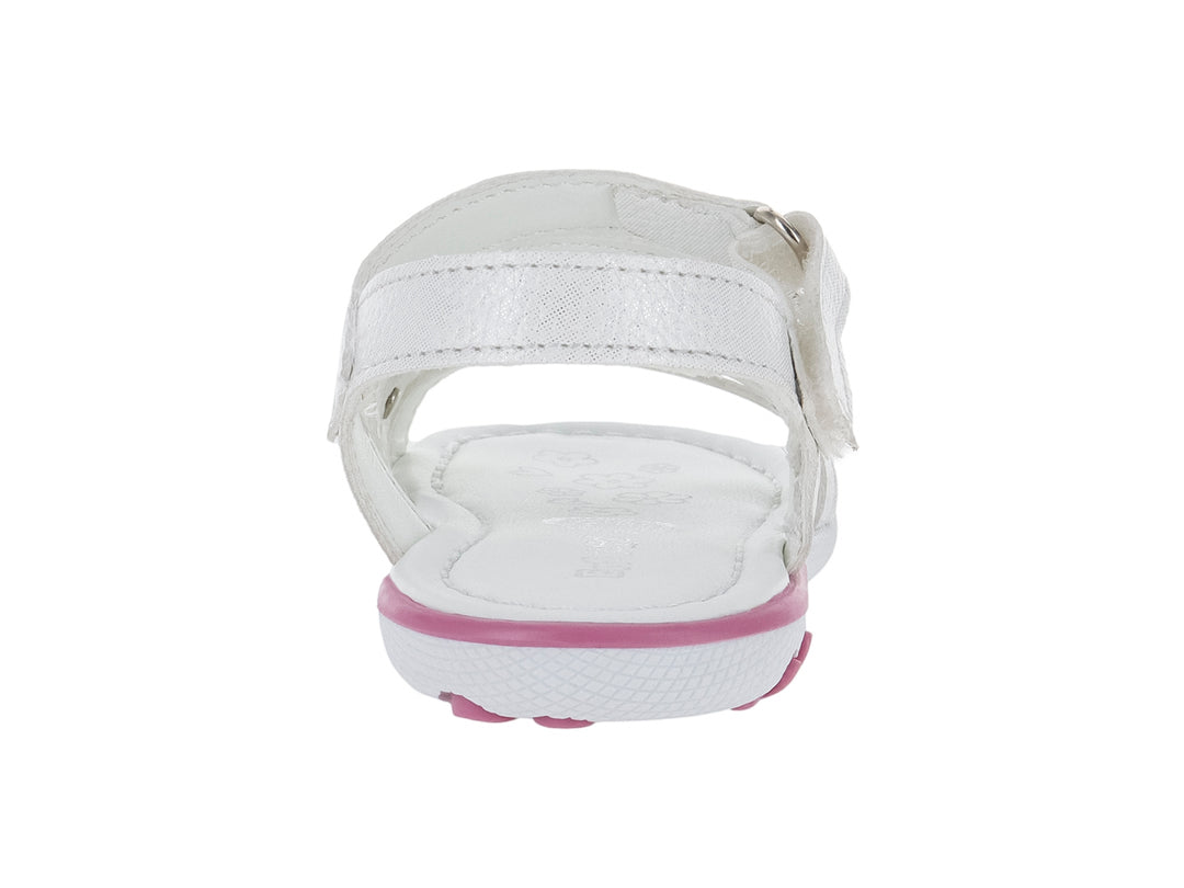 Sandalia blanca para niña con adornos de flores plateadas y detalle rosa en la suela.
