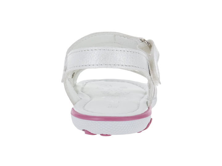Sandalia blanca para niña con adornos de flores plateadas y detalle rosa en la suela.
