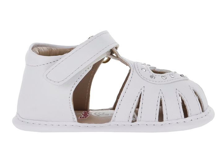 Sandalia blanca para bebé con cierre de velcro y detalles decorativos en la parte superior.