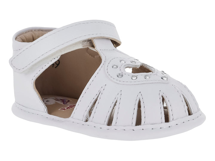 Sandalia blanca para bebé con cierre de velcro y detalles decorativos en la parte superior.