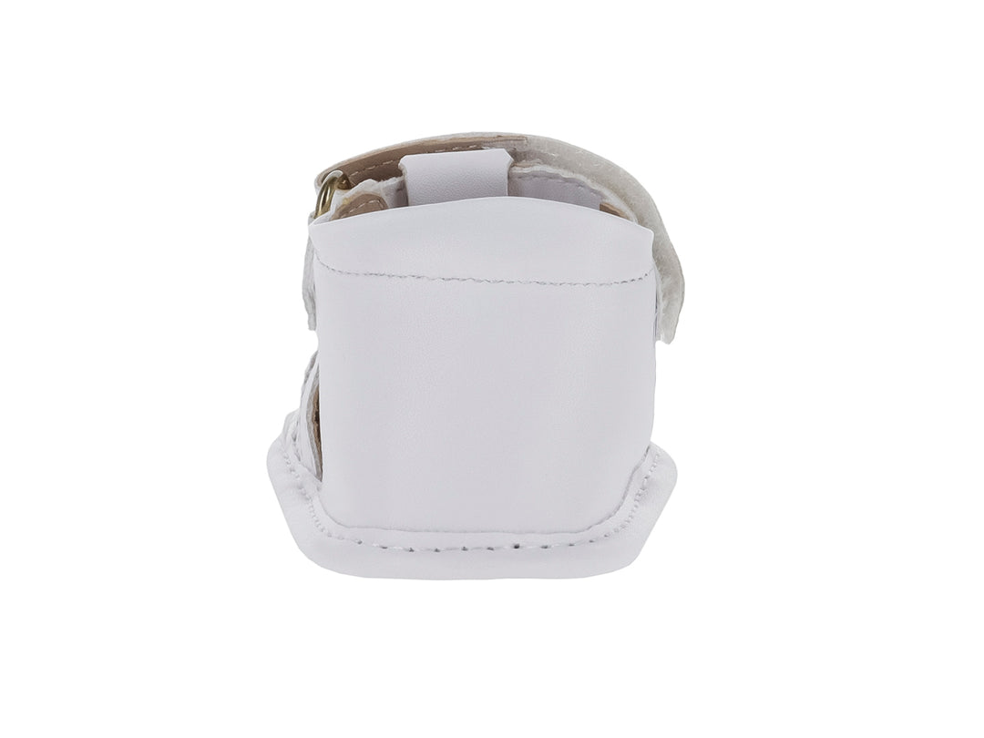 Sandalia blanca para bebé con cierre de velcro y detalles decorativos en la parte superior.