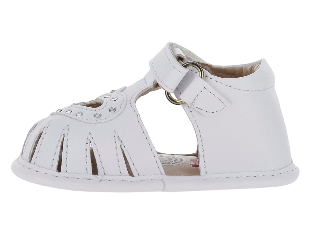 Sandalia blanca para bebé con cierre de velcro y detalles decorativos en la parte superior.