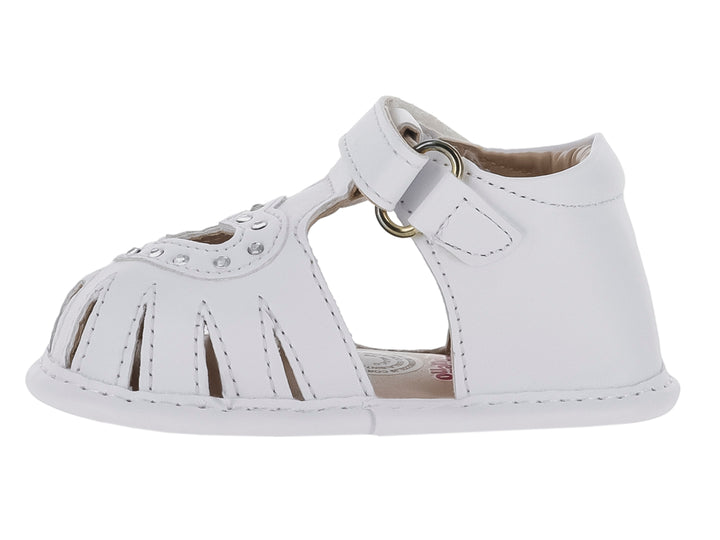Sandalia blanca para bebé con cierre de velcro y detalles decorativos en la parte superior.