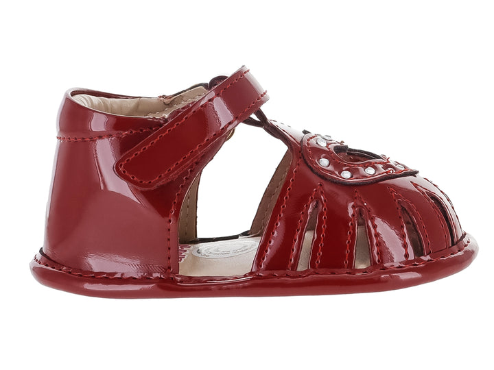 Sandalia infantil de color rojo brillante con correa ajustable y detalles decorativos.