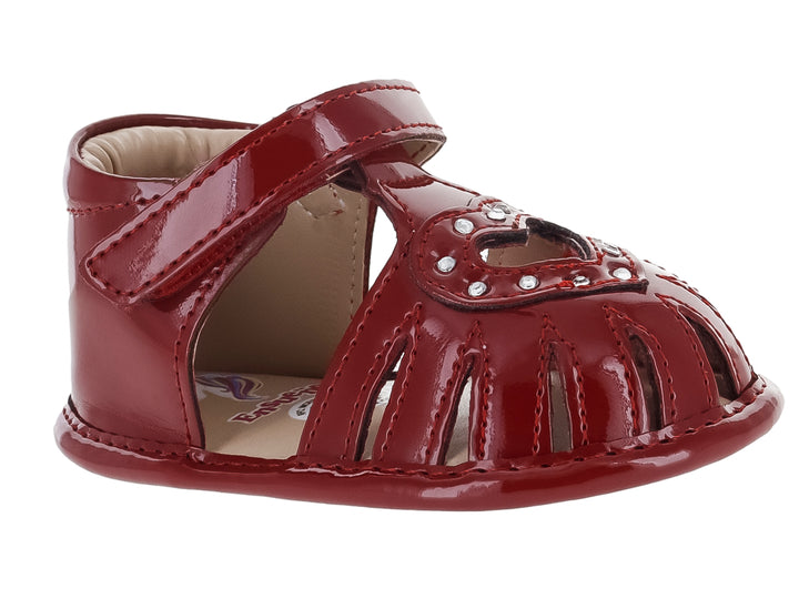 Sandalia infantil de color rojo brillante con correa ajustable y detalles decorativos.