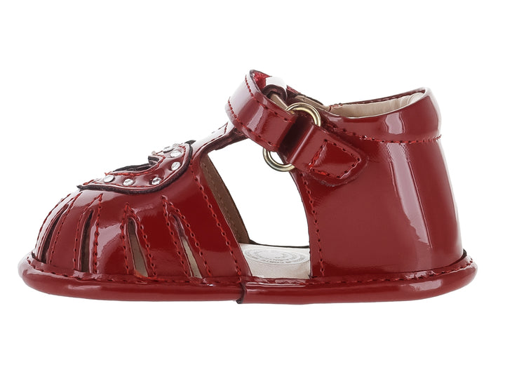 Sandalia infantil de color rojo brillante con correa ajustable y detalles decorativos.