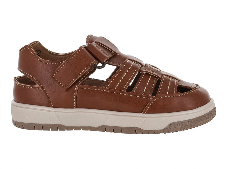 Sandalias cerradas color whisky para niño con suela beige y cierre de velcro.