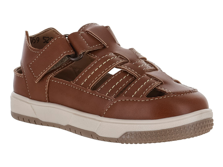 Sandalias cerradas color whisky para niño con suela beige y cierre de velcro.