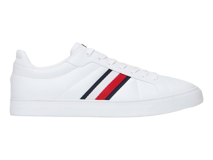Tenis blancos de cuero Tommy Hilfiger con rayas laterales en color rojo y azul.
