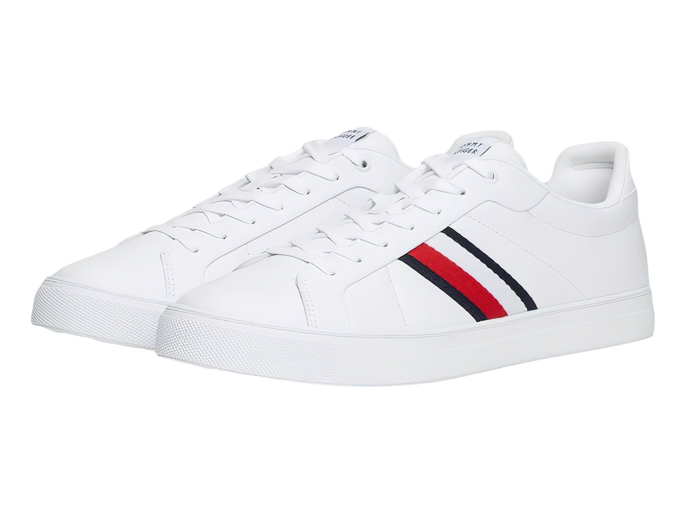 Tenis blancos de cuero Tommy Hilfiger con rayas laterales en color rojo y azul.