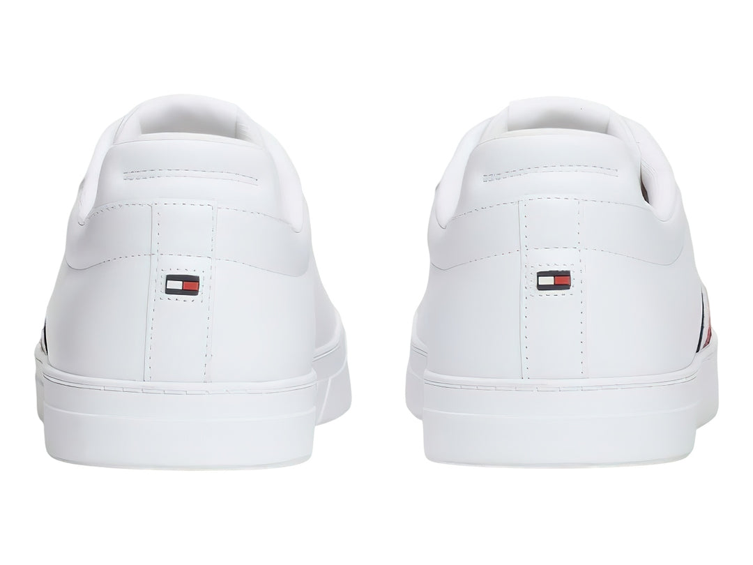 Tenis blancos de cuero Tommy Hilfiger con rayas laterales en color rojo y azul.