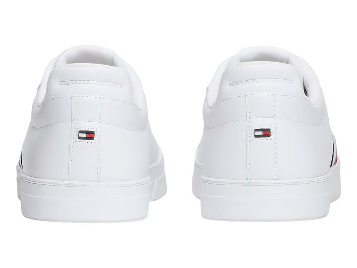 Tenis blancos de cuero Tommy Hilfiger con rayas laterales en color rojo y azul.
