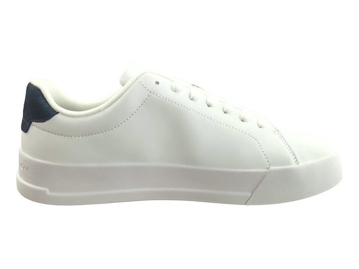 Tenis blancos de cuero con detalle azul en el talón y suela blanca.