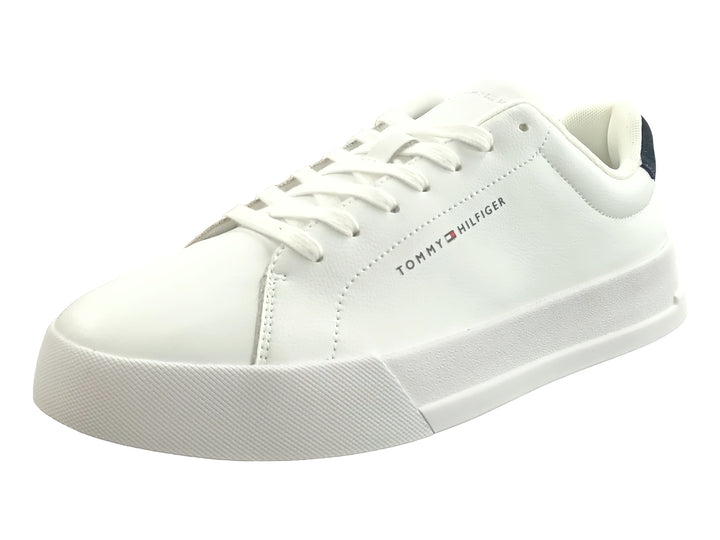 Tenis blancos de cuero con detalle azul en el talón y suela blanca.