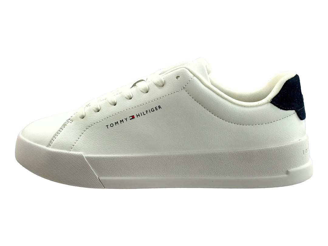 Tenis blancos de cuero con detalle azul en el talón y suela blanca.