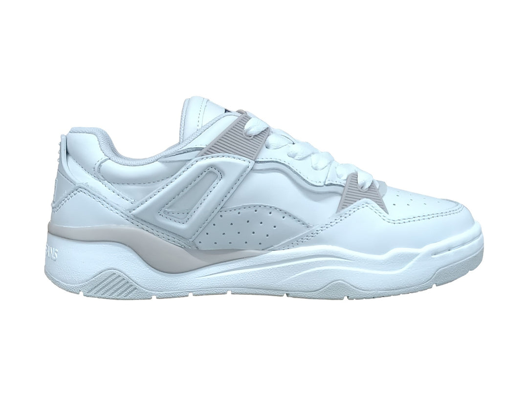 Tenis Tommy Hilfiger blancos con detalles en gris claro y suela robusta.