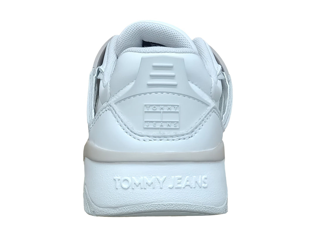 Tenis Tommy Hilfiger blancos con detalles en gris claro y suela robusta.