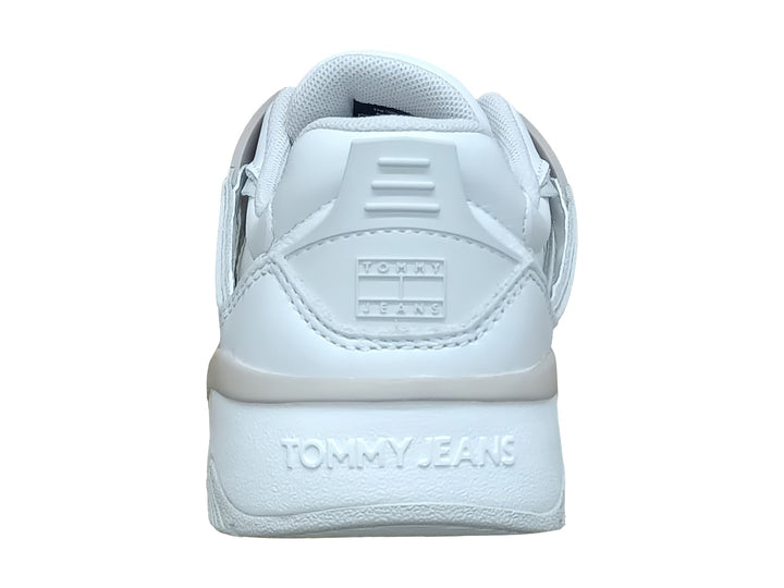 Tenis Tommy Hilfiger blancos con detalles en gris claro y suela robusta.