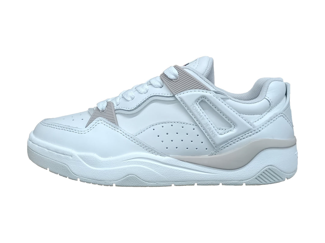 Tenis Tommy Hilfiger blancos con detalles en gris claro y suela robusta.