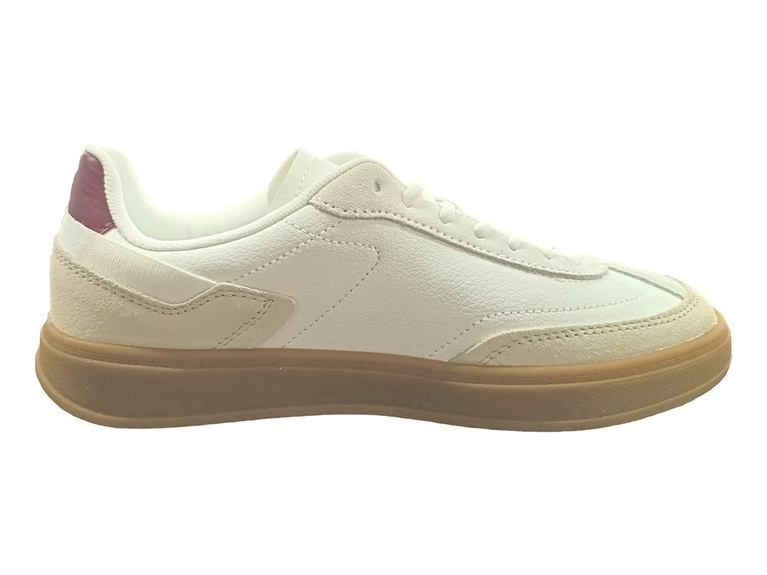 Tenis Tommy Hilfiger Heritage Court en color blanco y beige con detalle guinda en el talón y suela color caramelo.