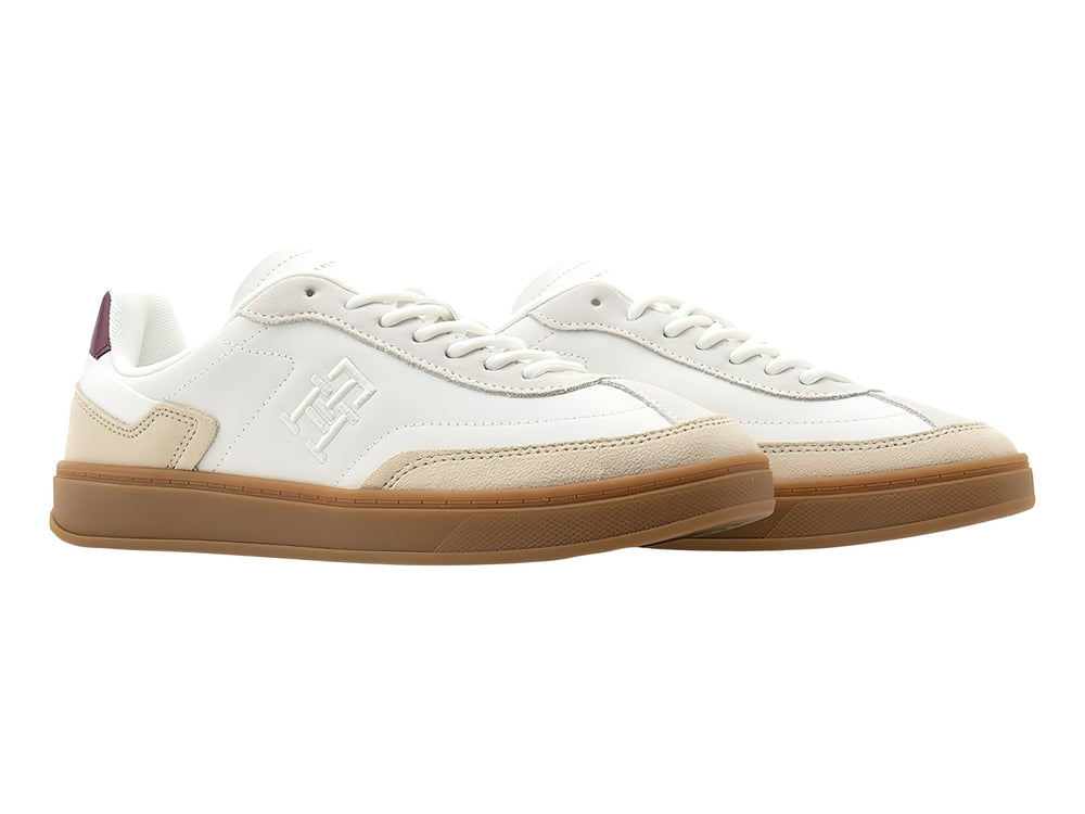 Tenis Tommy Hilfiger Heritage Court en color blanco y beige con detalle guinda en el talón y suela color caramelo.