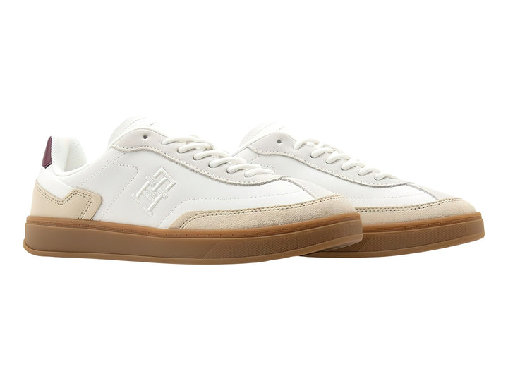 Tenis Tommy Hilfiger Heritage Court en color blanco y beige con detalle guinda en el talón y suela color caramelo.