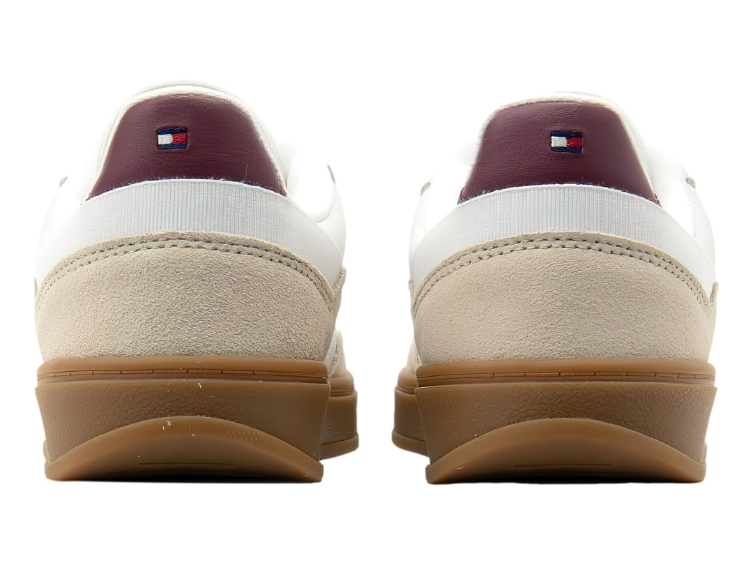 Tenis Tommy Hilfiger Heritage Court en color blanco y beige con detalle guinda en el talón y suela color caramelo.