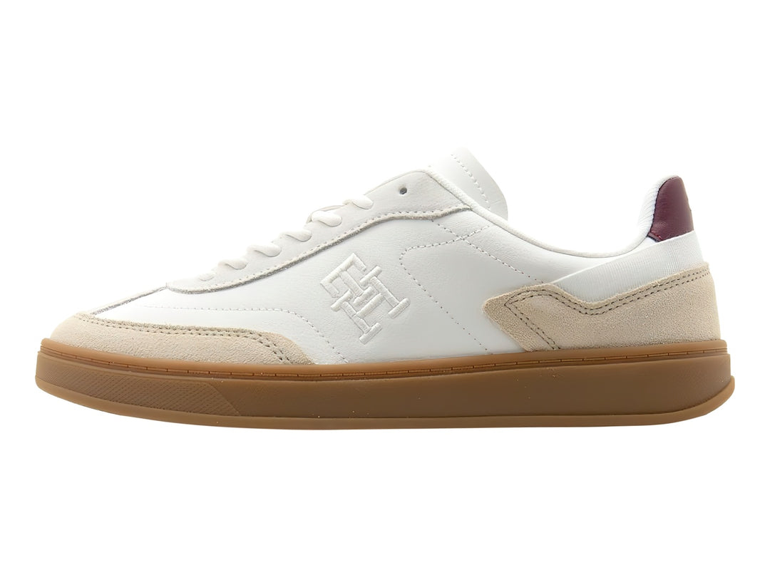 Tenis Tommy Hilfiger Heritage Court en color blanco y beige con detalle guinda en el talón y suela color caramelo.