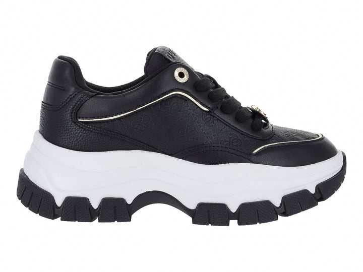 Tenis Guess negros con suela blanca de plataforma y detalles dorados.