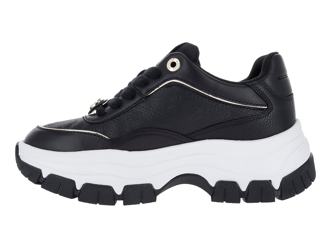 Tenis Guess negros con suela blanca de plataforma y detalles dorados.