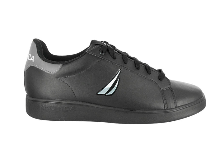 Tenis deportivos color negro de la marca Nautica con detalles en gris y suela plana.