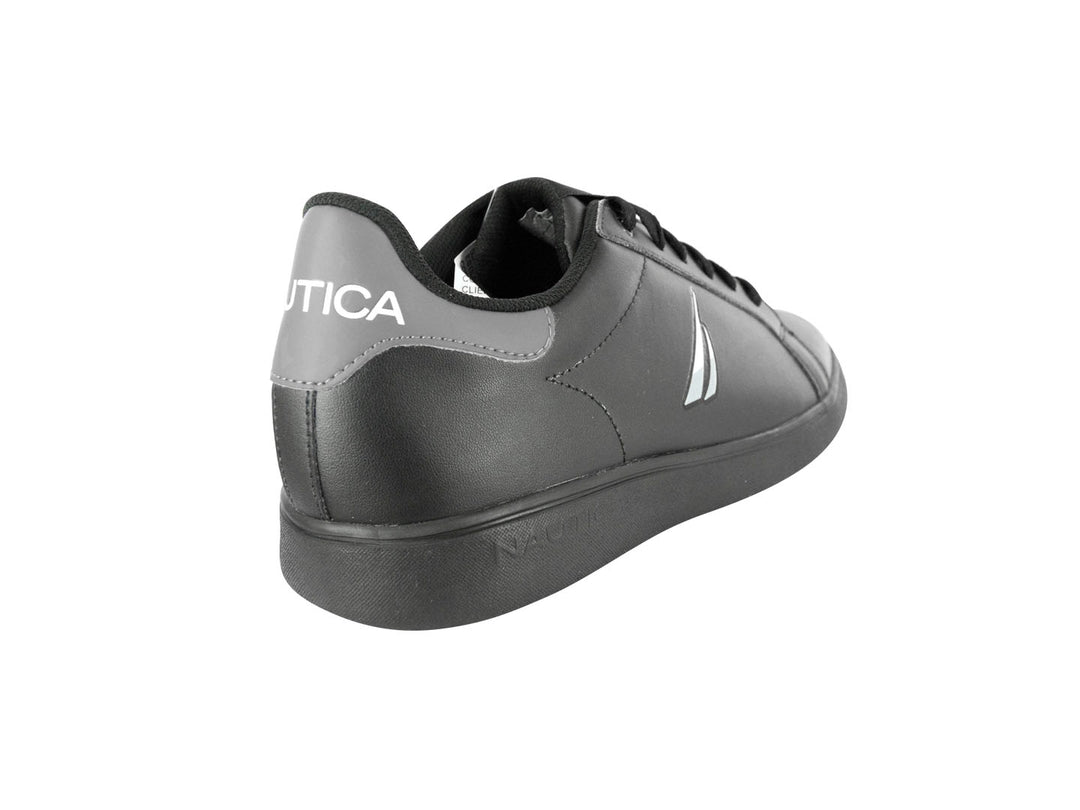 Tenis deportivos color negro de la marca Nautica con detalles en gris y suela plana.