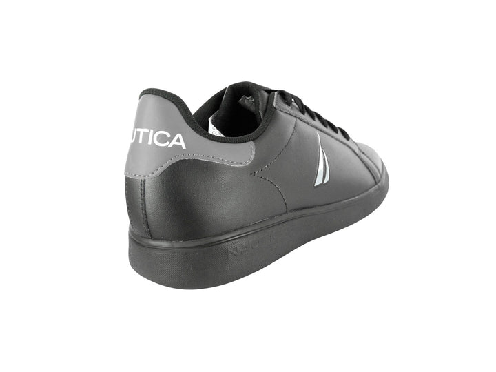 Tenis deportivos color negro de la marca Nautica con detalles en gris y suela plana.
