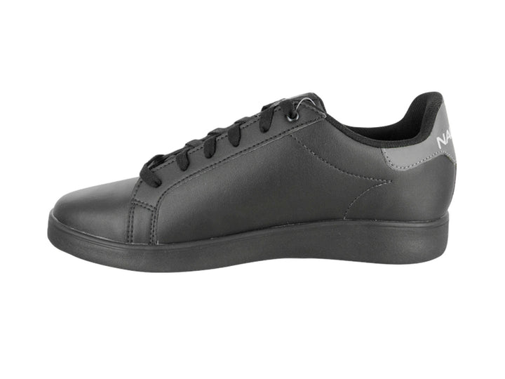 Tenis deportivos color negro de la marca Nautica con detalles en gris y suela plana.