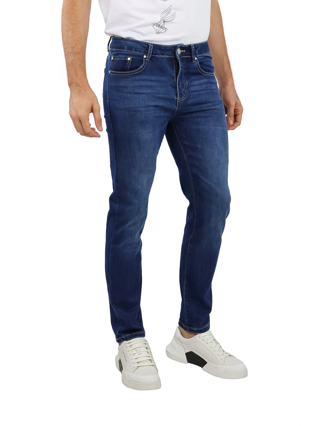 Pantalones jeans para hombre en color azul oscuro con corte ajustado sobre fondo blanco.