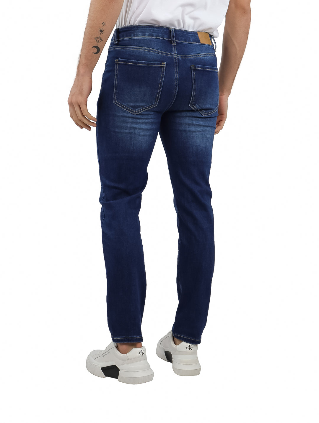 Pantalones jeans para hombre en color azul oscuro con corte ajustado sobre fondo blanco.