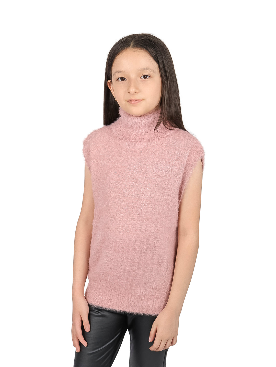 Niña vistiendo un chaleco de cuello alto en color rosa claro de tejido suave.