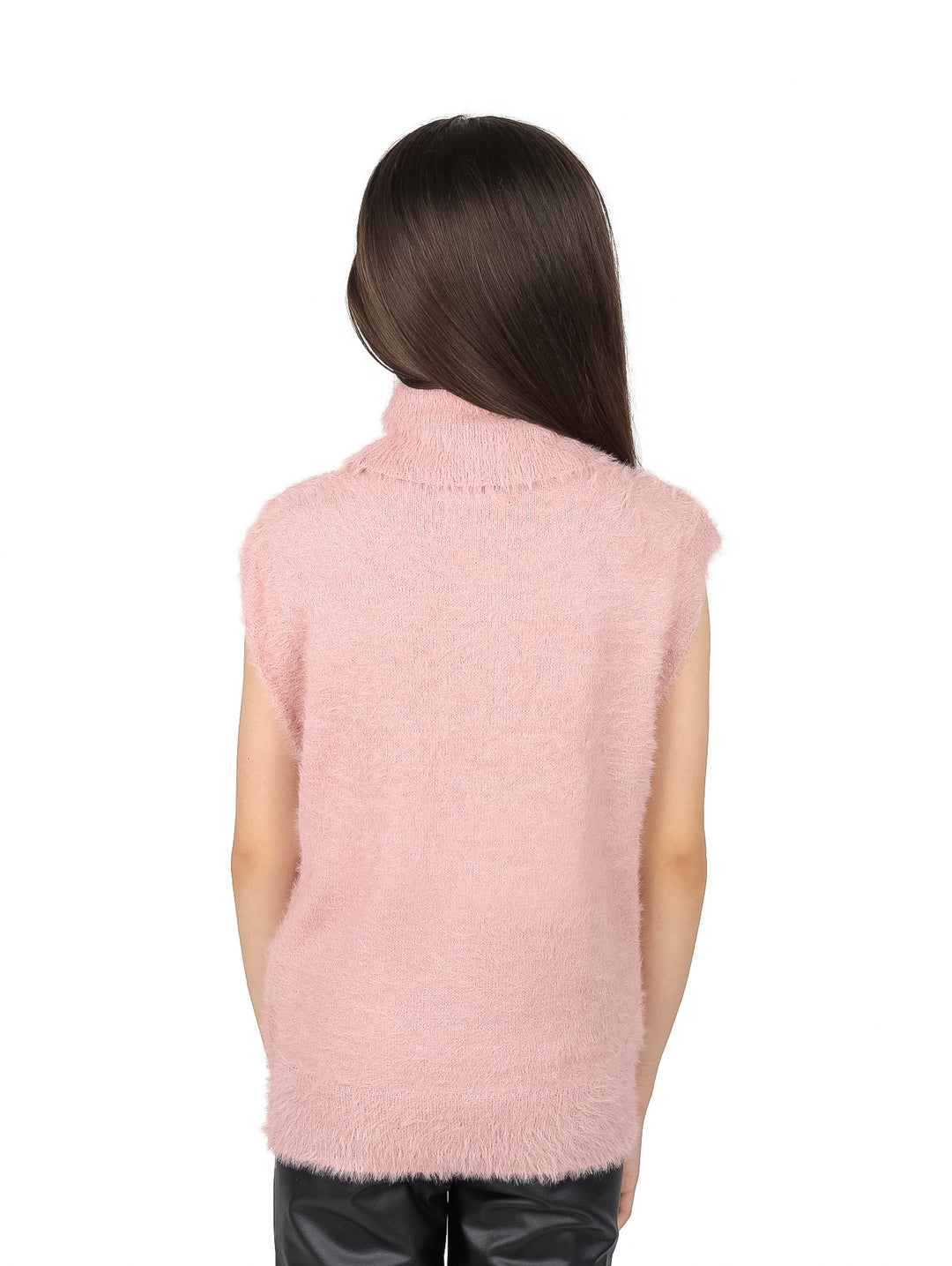 Niña vistiendo un chaleco de cuello alto en color rosa claro de tejido suave.