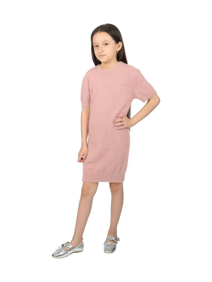 Niña vistiendo un vestido tejido color rosa pálido de manga corta.