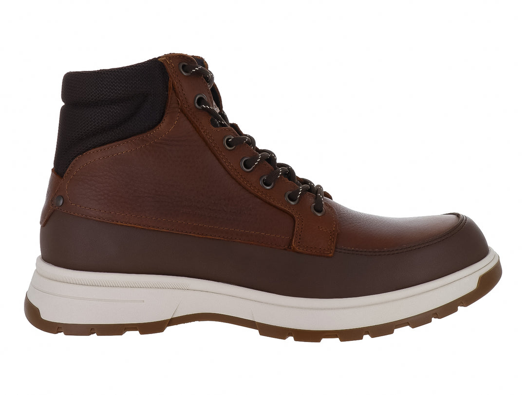 Botas Dockers color café con suela blanca y detalles en negro, estilo casual para hombre.