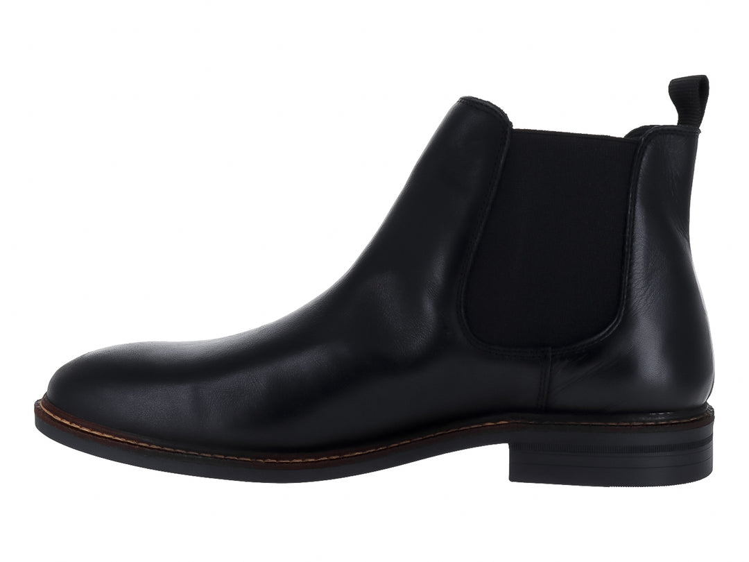 Botín negro de cuero estilo Chelsea con panel elástico lateral y costuras cafés en la suela.