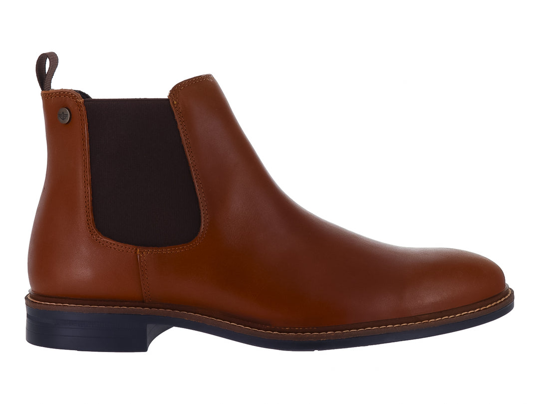 Botín estilo Chelsea de cuero color cognac con suela oscura y panel elástico lateral.