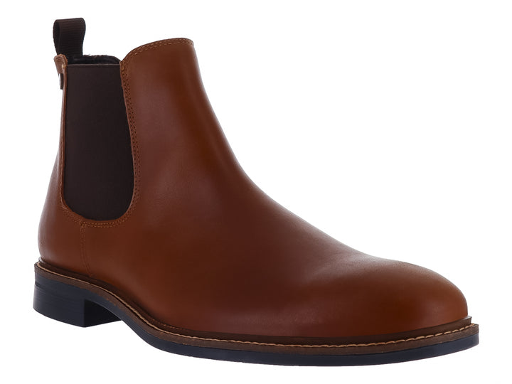 Botín estilo Chelsea de cuero color cognac con suela oscura y panel elástico lateral.