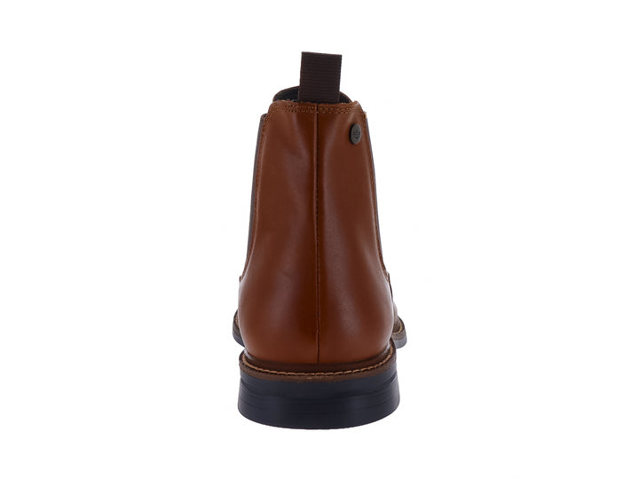 Botín estilo Chelsea de cuero color cognac con suela oscura y panel elástico lateral.
