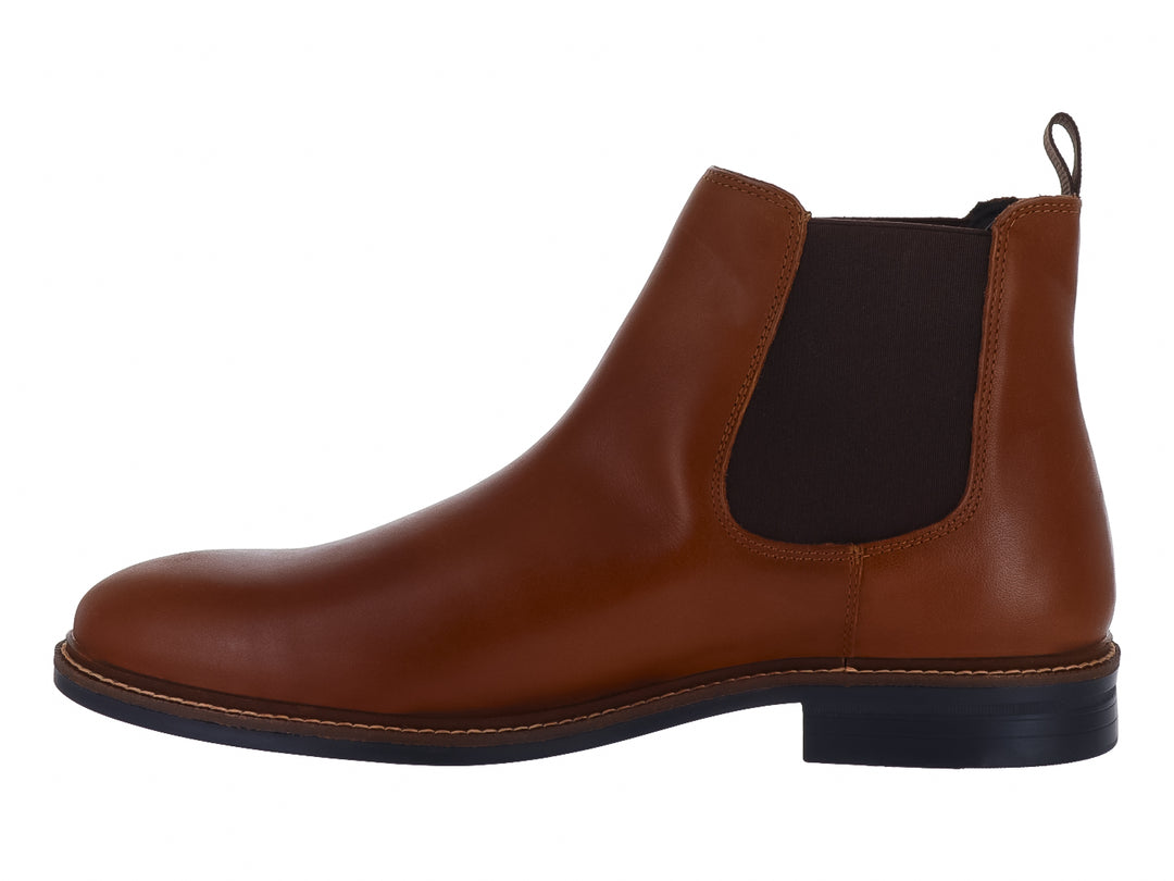 Botín estilo Chelsea de cuero color cognac con suela oscura y panel elástico lateral.
