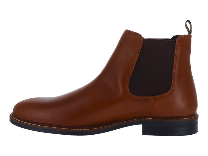 Botín estilo Chelsea de cuero color cognac con suela oscura y panel elástico lateral.